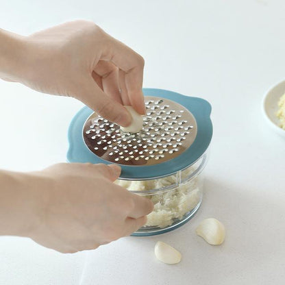 Monikäyttöinen keittiötyökalu maissille, väriltään keltainen ja sininen, joka raastaa ja viipaloi tehokkaasti.