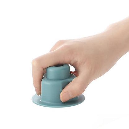 Monikäyttöinen keittiötyökalu maissille, väriltään keltainen ja sininen, joka raastaa ja viipaloi tehokkaasti.