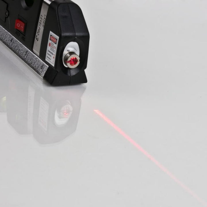 Alsidigt laser måleværktøj i sort, inklusive målebånd, vaterpas, boblelys og laserstråle, til hjemmebrug.