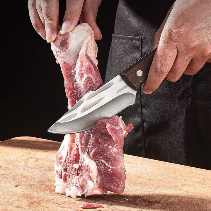 Alsidig slagterkniv med ergonomisk træhåndtag og læderbeskytter, lavet af rustfrit stål, med en skarp klinge og robust konstruktion.