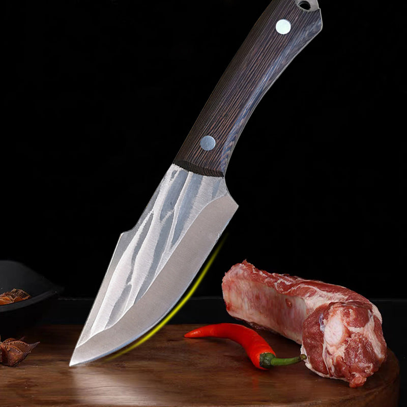 Alsidig slagterkniv med ergonomisk træhåndtag og læderbeskytter, lavet af rustfrit stål, med en skarp klinge og robust konstruktion.