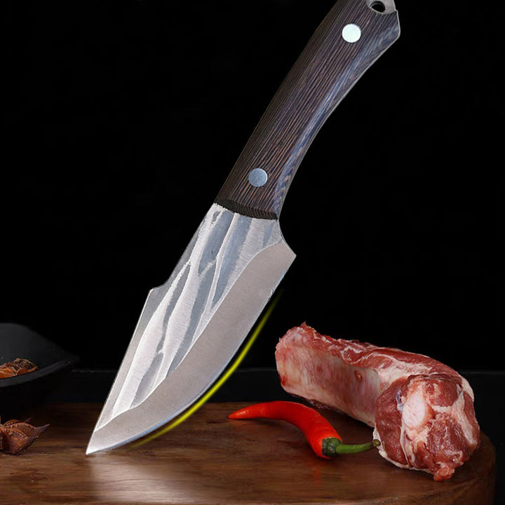 Alsidig slagterkniv med ergonomisk træhåndtag og læderbeskytter, lavet af rustfrit stål, med en skarp klinge og robust konstruktion.