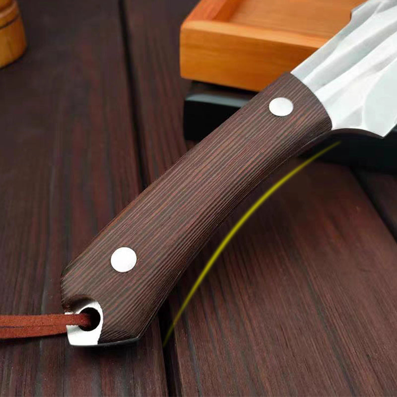 Alsidig slagterkniv med ergonomisk træhåndtag og læderbeskytter, lavet af rustfrit stål, med en skarp klinge og robust konstruktion.