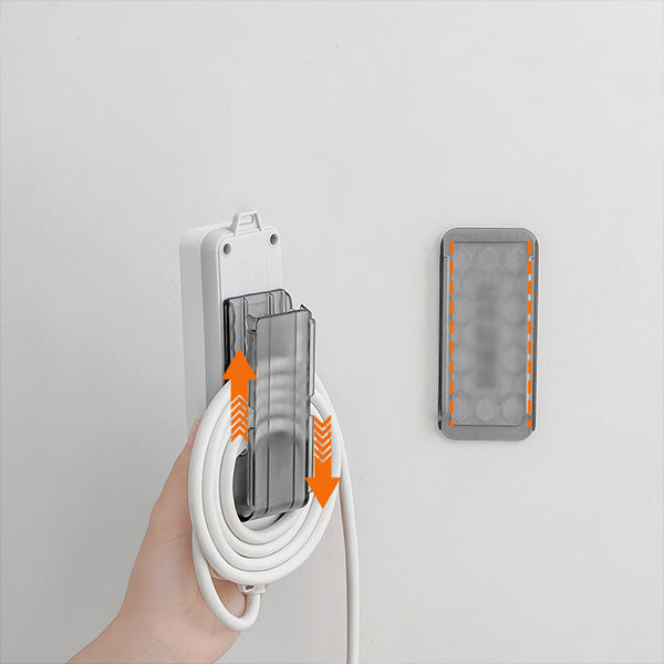 Multifunktionel stikholder, selvklæbende, hvidt PET-materiale, velegnet til ledninger og adaptere derhjemme.