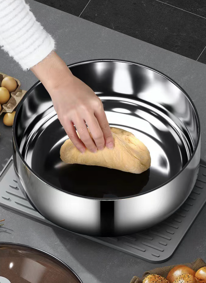 Alsidigt rustfrit stål pande, skinnende overflade, forskellige størrelser, egnet til alle kogepladetyper, moderne design.