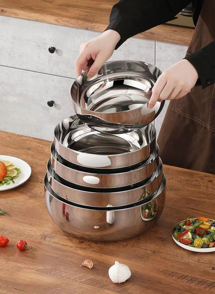 Alsidigt rustfrit stål pande, skinnende overflade, forskellige størrelser, egnet til alle kogepladetyper, moderne design.