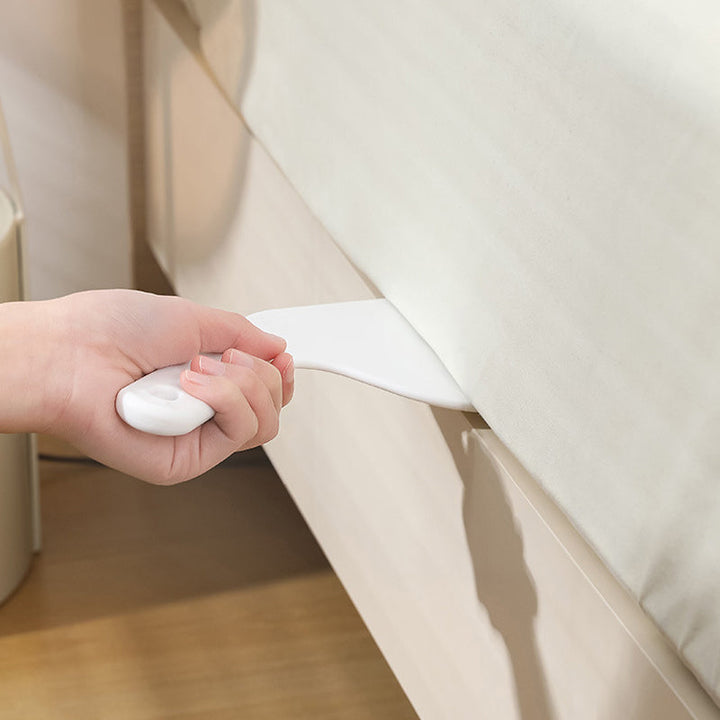 Multifunktionelt sengeværktøj i lys rød, hvid og grå med ergonomisk design til nem sengetid.