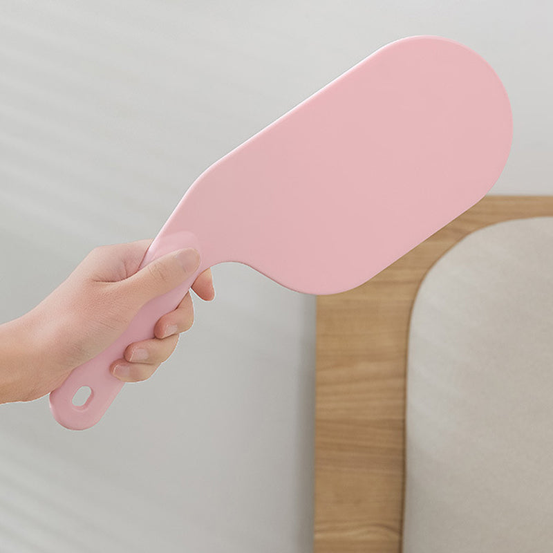 Multifunktionelt sengeværktøj i lys rød, hvid og grå med ergonomisk design til nem sengetid.