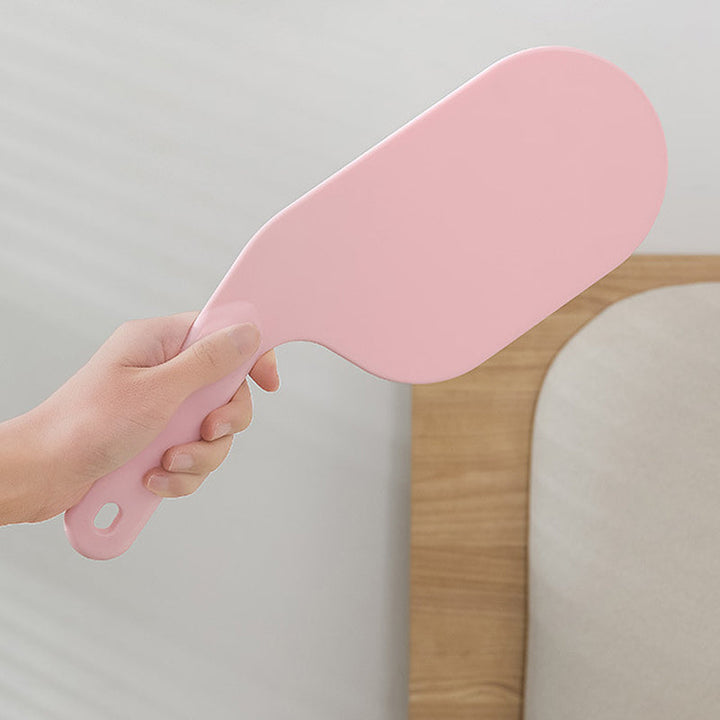 Multifunktionelt sengeværktøj i lys rød, hvid og grå med ergonomisk design til nem sengetid.