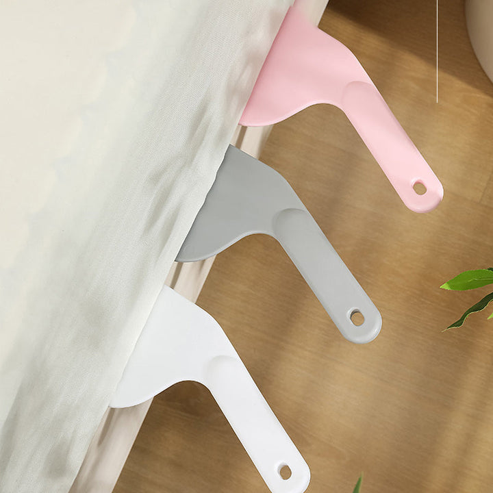 Multifunktionelt sengeværktøj i lys rød, hvid og grå med ergonomisk design til nem sengetid.
