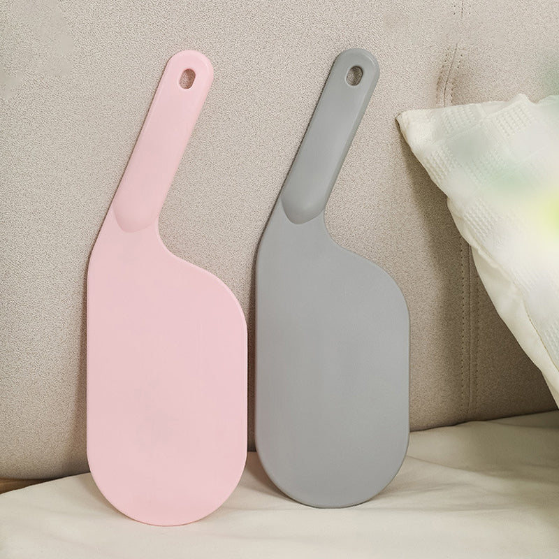 Multifunktionelt sengeværktøj i lys rød, hvid og grå med ergonomisk design til nem sengetid.
