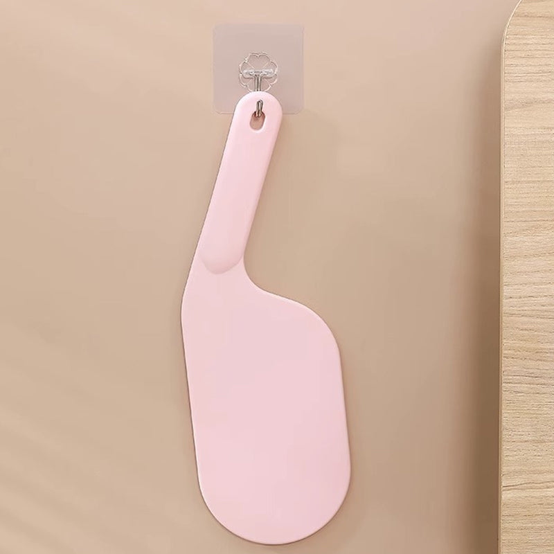 Multifunktionelt sengeværktøj i lys rød, hvid og grå med ergonomisk design til nem sengetid.