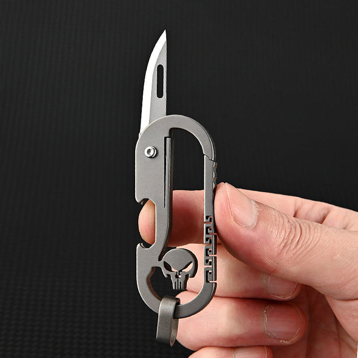 Multifunktionel titan kniv nøglering, moderne design, mørkegrå metal, nem at bære til hverdagsbrug.