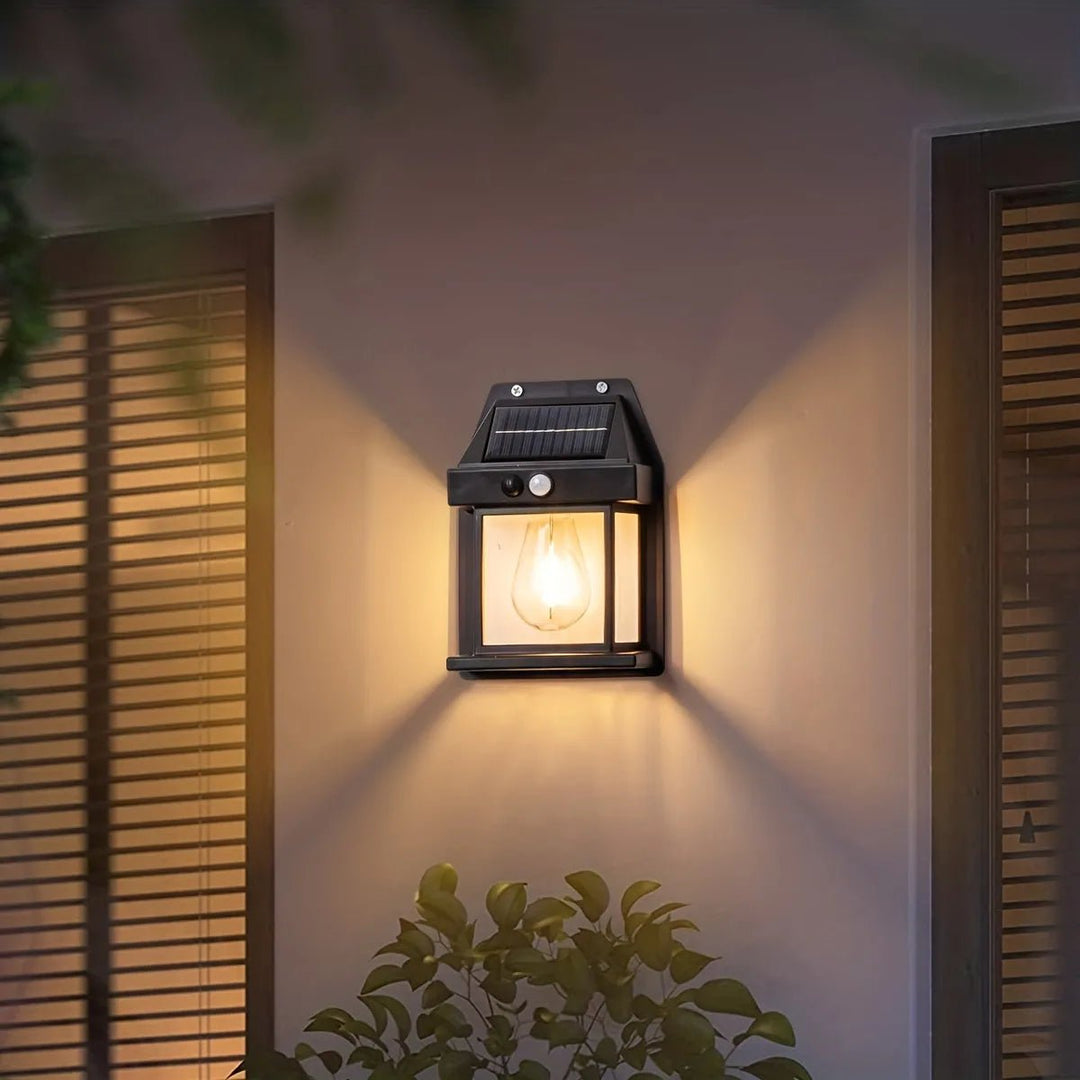 Alsidig udendørs solcellelampe med bevægelsessensor, sort eller hvid, stilfuldt design, IP65-beskyttelse.