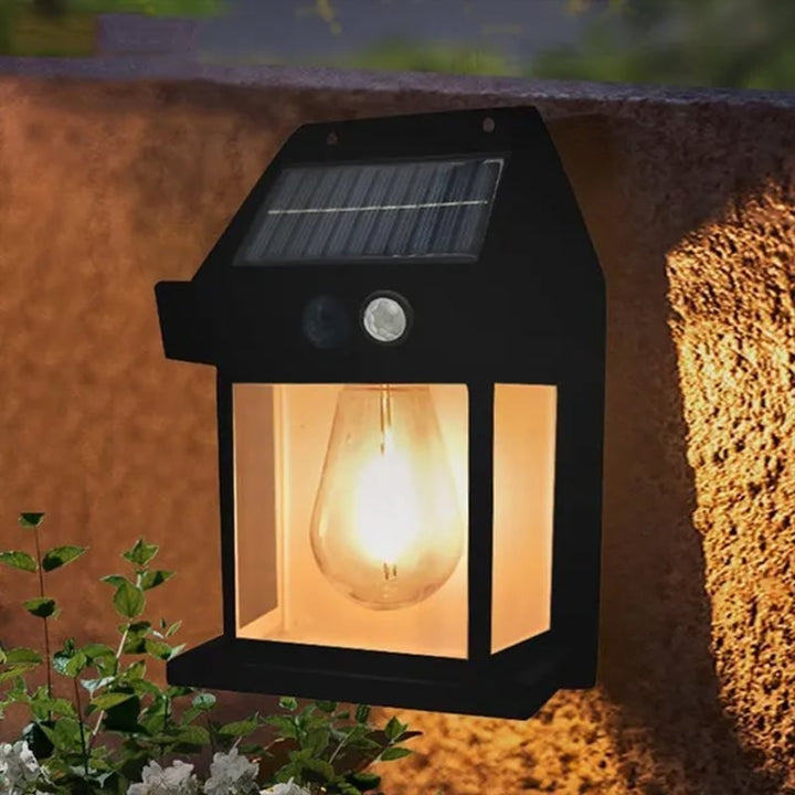 Alsidig udendørs solcellelampe med bevægelsessensor, sort eller hvid, stilfuldt design, IP65-beskyttelse.