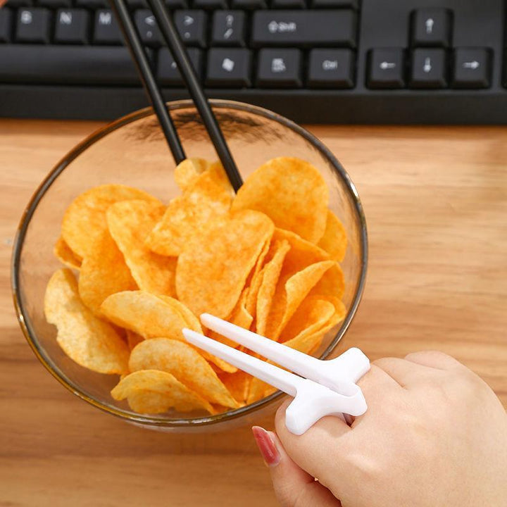 Multifunktionelle snack-pinde, grå, sort og hvid ABS-materiale, fingerringe gør det nemt at spise, innovativt