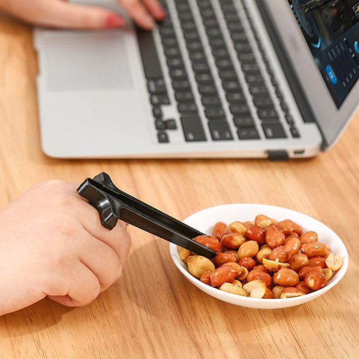 Multifunktionelle snack-pinde, grå, sort og hvid ABS-materiale, fingerringe gør det nemt at spise, innovativt