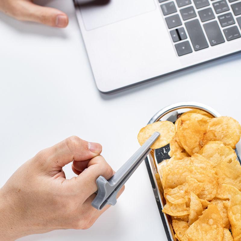 Multifunktionelle snack-pinde, grå, sort og hvid ABS-materiale, fingerringe gør det nemt at spise, innovativt