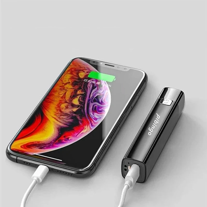Alsidig sort lommelygte, vand- og stødsikker, lille og holdbar ABS-struktur, hurtig opladning via USB-port.