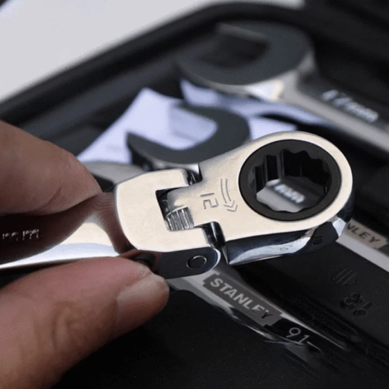 Monipuolinen putkiräikkäavain, taipuisa pää auttaa ahtaissa tiloissa, kestävä CR-V-teräs, säädettävä 180 asteen kulma.