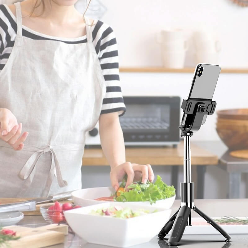 "Monitoiminen selfie stick jalusta valoilla, pitkä jatkotanko, muokattava korkeus, sopii älypuhelimille, musta tai valkoinen.