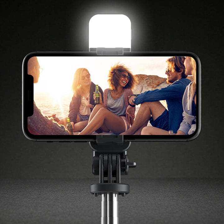 "Monitoiminen selfie stick jalusta valoilla, pitkä jatkotanko, muokattava korkeus, sopii älypuhelimille, musta tai valkoinen.