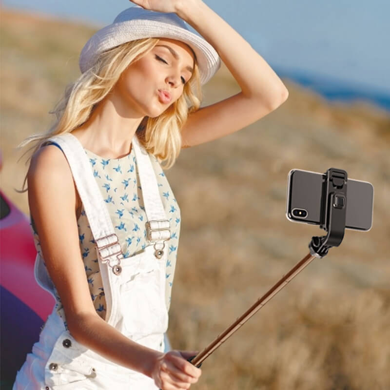 "Monitoiminen selfie stick jalusta valoilla, pitkä jatkotanko, muokattava korkeus, sopii älypuhelimille, musta tai valkoinen.