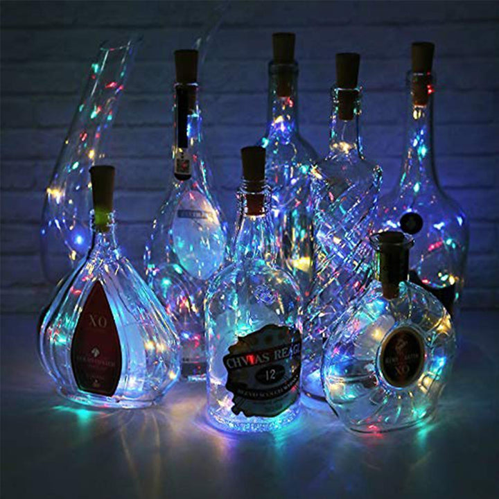 Flerfarvet LED flaskelys i sølvtråd, der dekorerer en flaske med varmt skær, DIY festbelysning