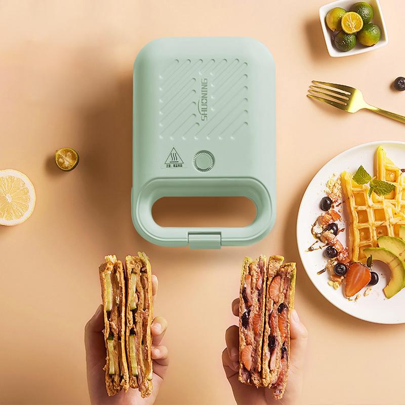 Multifarvet dobbelt smørrebrødgrill, lyserød, rød og grøn, køkkenredskab, kompakt og moderne design.