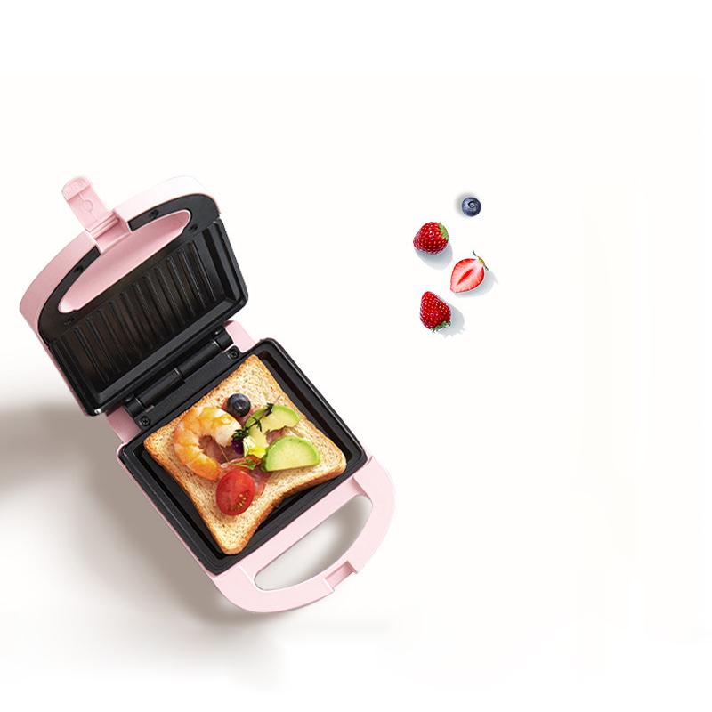 Multifarvet dobbelt smørrebrødgrill, lyserød, rød og grøn, køkkenredskab, kompakt og moderne design.