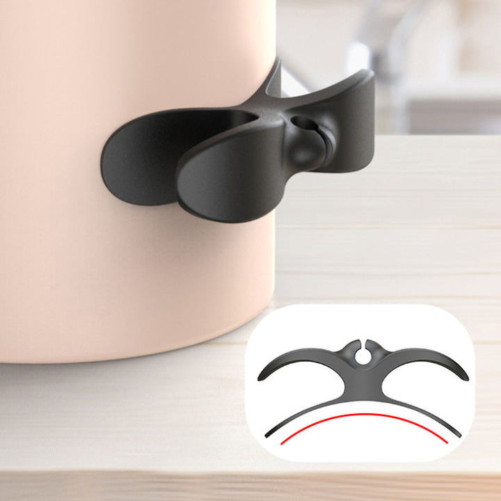 Multifunktionel kabelorganisator til køkkenet, vist med en kaffemaskine.
