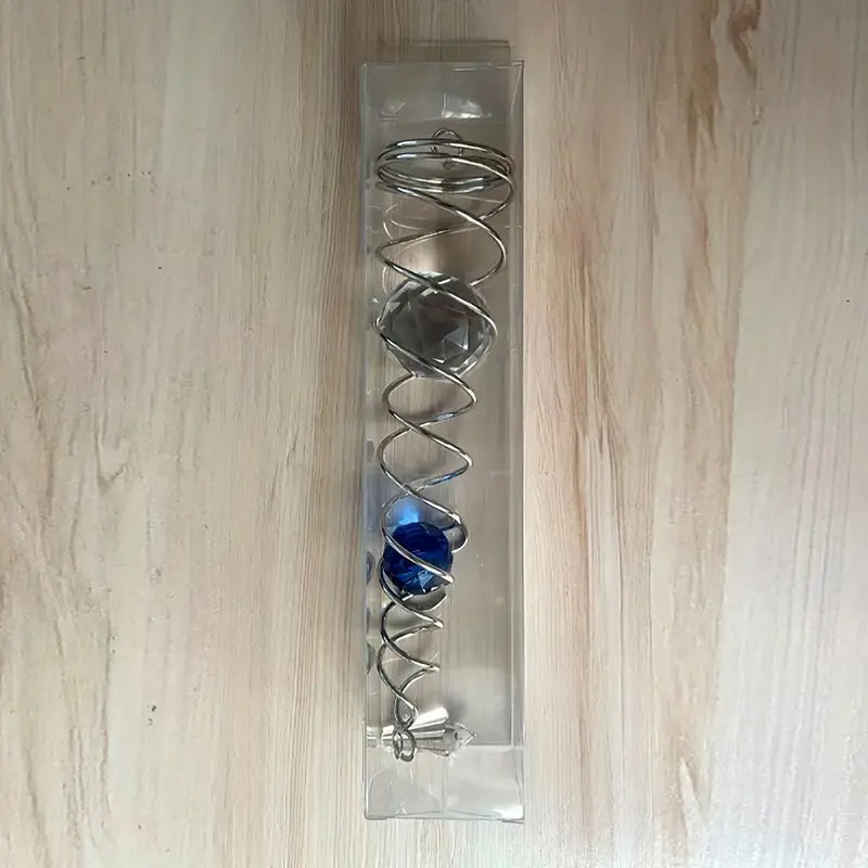 Dekorativ spiral i flere farver, 40 cm høj, til indendørs og udendørs brug, tilføjer elegance og energi til hjemmet og haven.