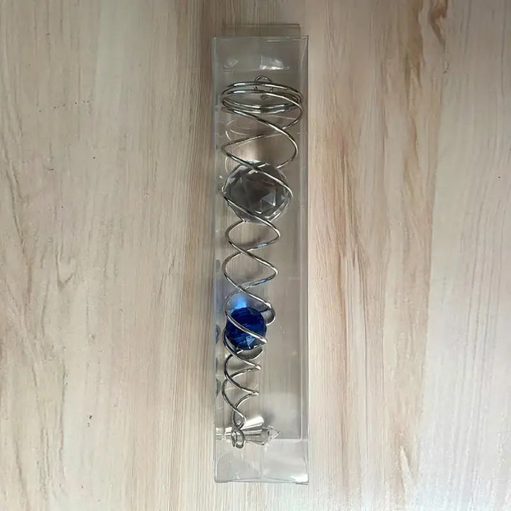 Dekorativ spiral i flere farver, 40 cm høj, til indendørs og udendørs brug, tilføjer elegance og energi til hjemmet og haven.