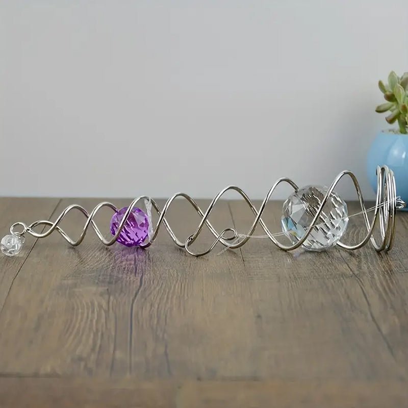 Dekorativ spiral i flere farver, 40 cm høj, til indendørs og udendørs brug, tilføjer elegance og energi til hjemmet og haven.