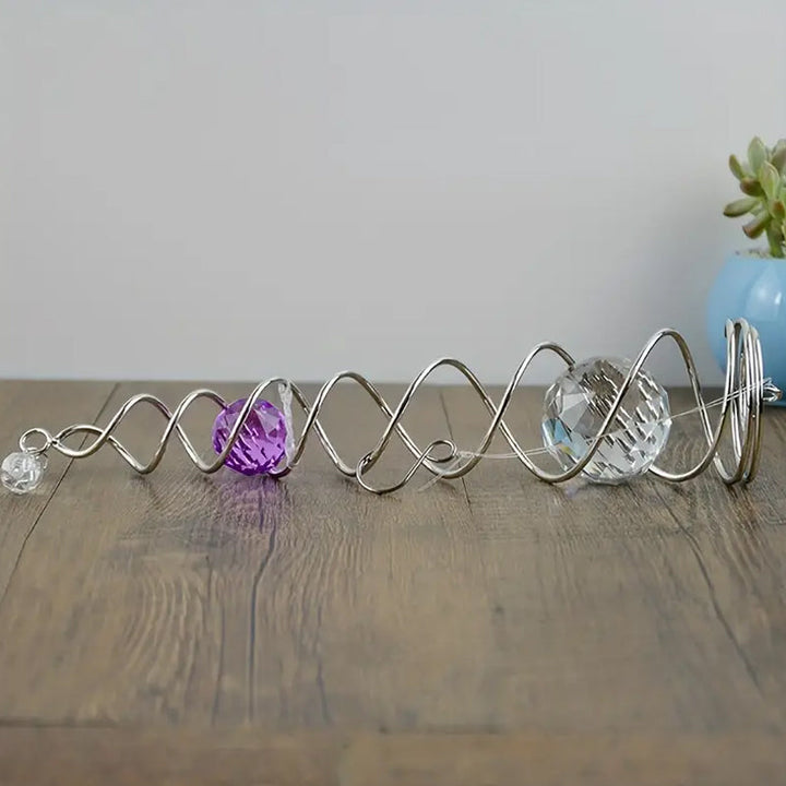 Dekorativ spiral i flere farver, 40 cm høj, til indendørs og udendørs brug, tilføjer elegance og energi til hjemmet og haven.