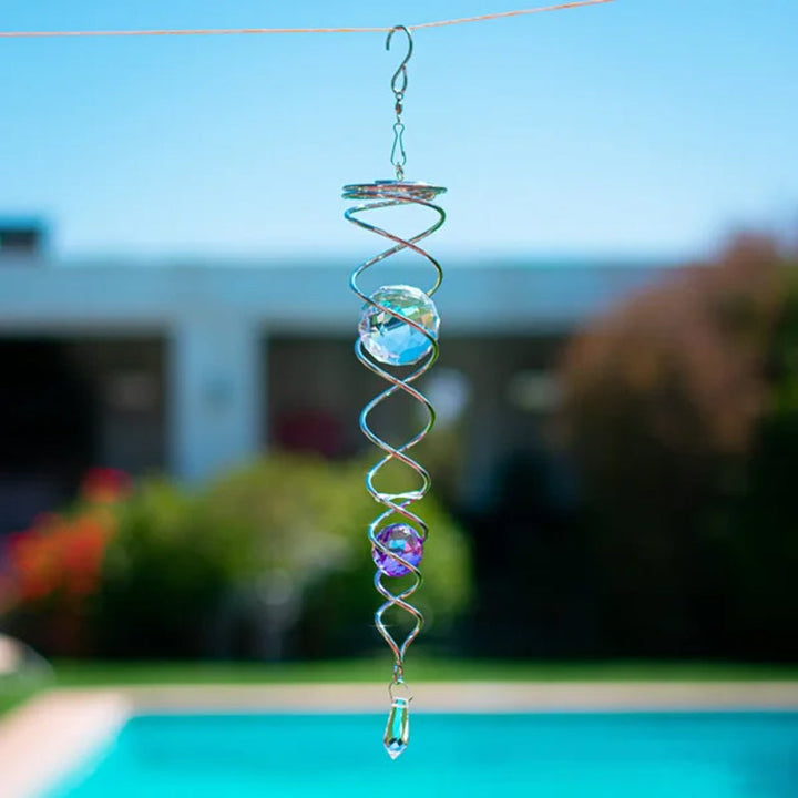Dekorativ spiral i flere farver, 40 cm høj, til indendørs og udendørs brug, tilføjer elegance og energi til hjemmet og haven.