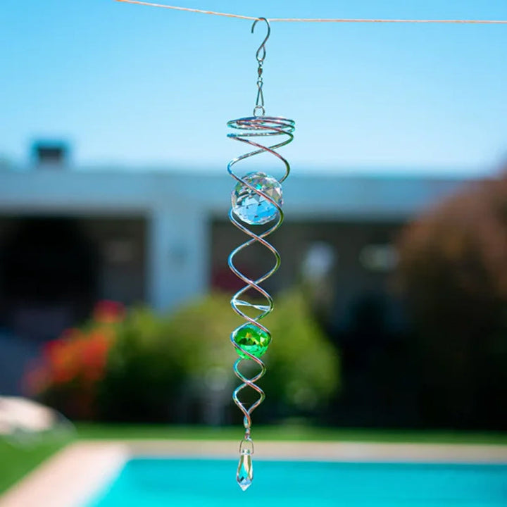 Dekorativ spiral i flere farver, 40 cm høj, til indendørs og udendørs brug, tilføjer elegance og energi til hjemmet og haven.