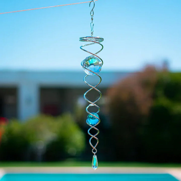 Dekorativ spiral i flere farver, 40 cm høj, til indendørs og udendørs brug, tilføjer elegance og energi til hjemmet og haven.