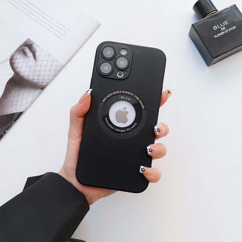 Multifarvet magnetisk opladercover til iPhone, der kombinerer stilfuldt silikone og læder med problemfri beskyttelse.