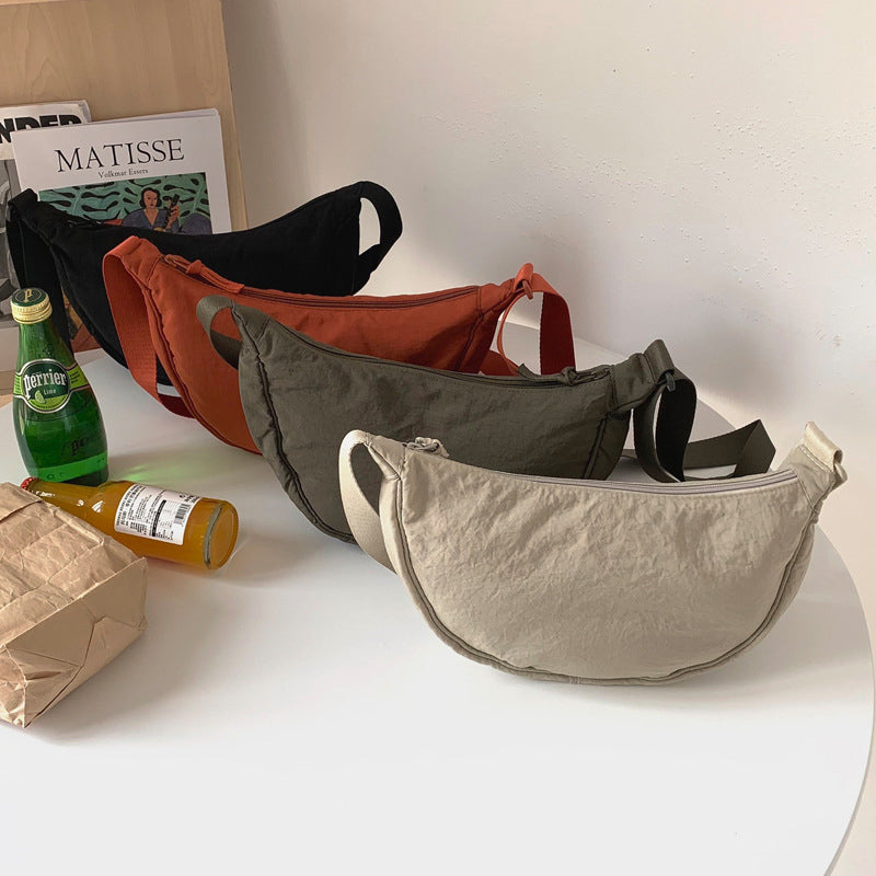 Flerfarvet halvrund taske med lynlås, dames modeaccessory, moderne nylon skuldertaske til hverdagsbrug.