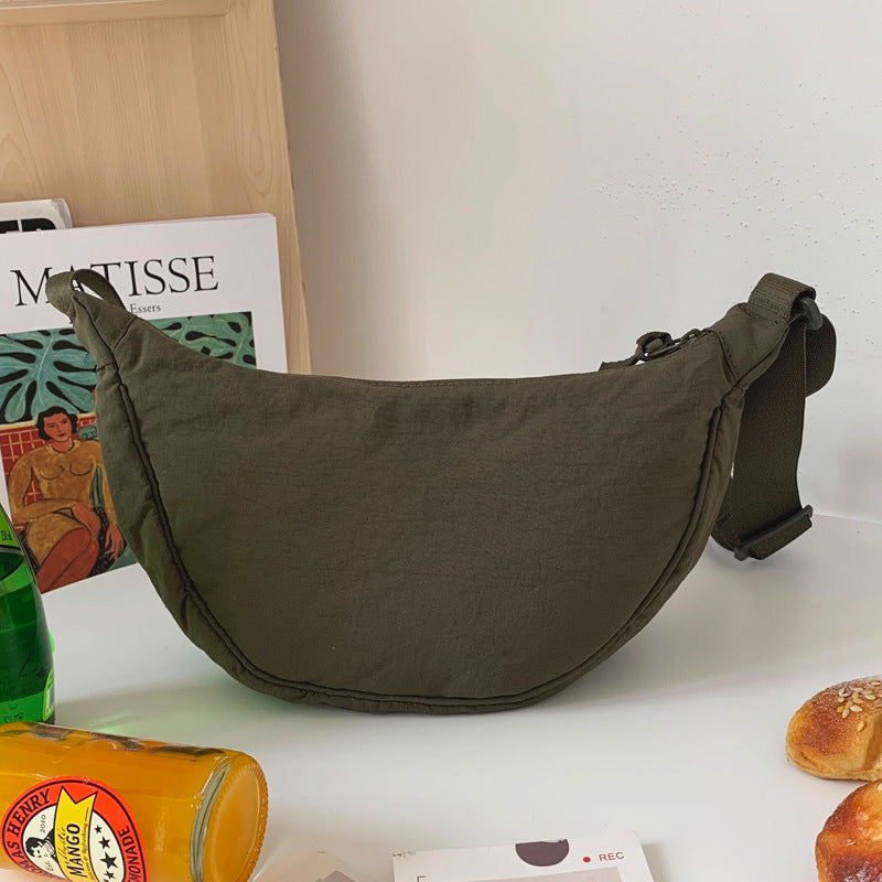 Flerfarvet halvrund taske med lynlås, dames modeaccessory, moderne nylon skuldertaske til hverdagsbrug.