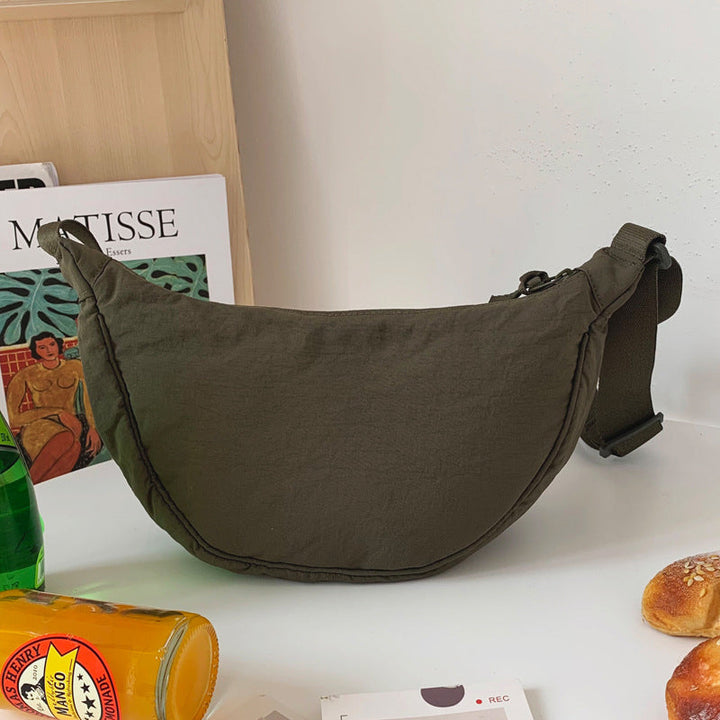 Flerfarvet halvrund taske med lynlås, dames modeaccessory, moderne nylon skuldertaske til hverdagsbrug.