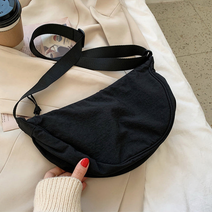 Flerfarvet halvrund taske med lynlås, dames modeaccessory, moderne nylon skuldertaske til hverdagsbrug.