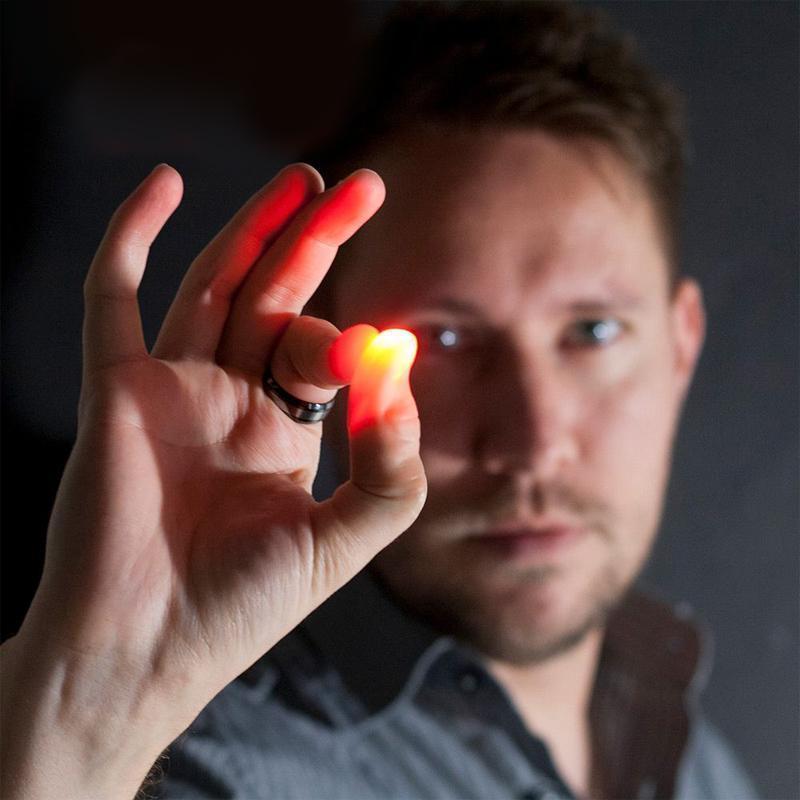 Multifarvede LED-fingersæt til børn, klare røde, grønne, gule og blå lys bringer magi til legen.