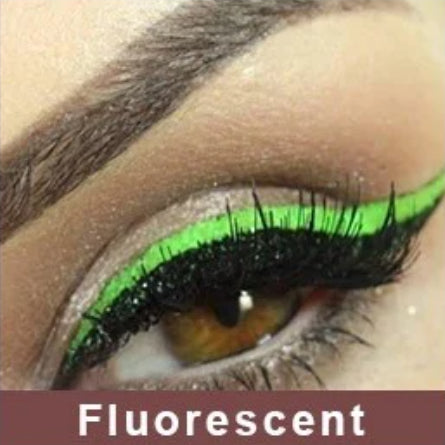 Moniväriset eyeliner- ja ripsitarrat aseteltuina kauniisti. Näyttävät, uudelleenkäytettävät, vedenkestävät ja unisex.