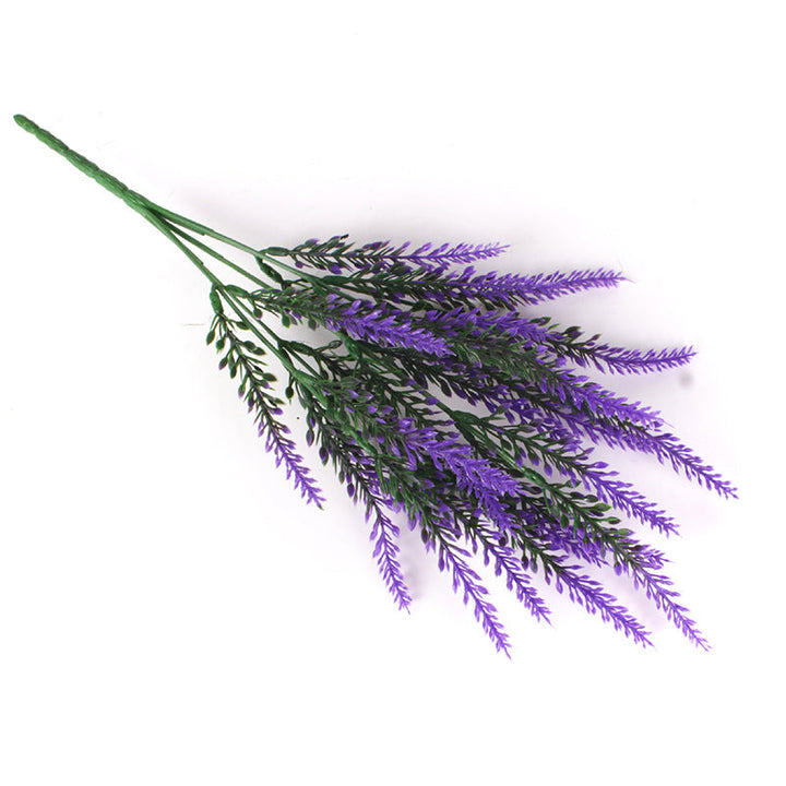 Stilfulde kunstige lavendelblomster i flere farver, herunder lilla, hvid og gul, til dekoration. Nemme at vedligeholde.