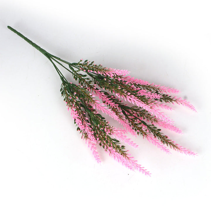 Stilfulde kunstige lavendelblomster i flere farver, herunder lilla, hvid og gul, til dekoration. Nemme at vedligeholde.