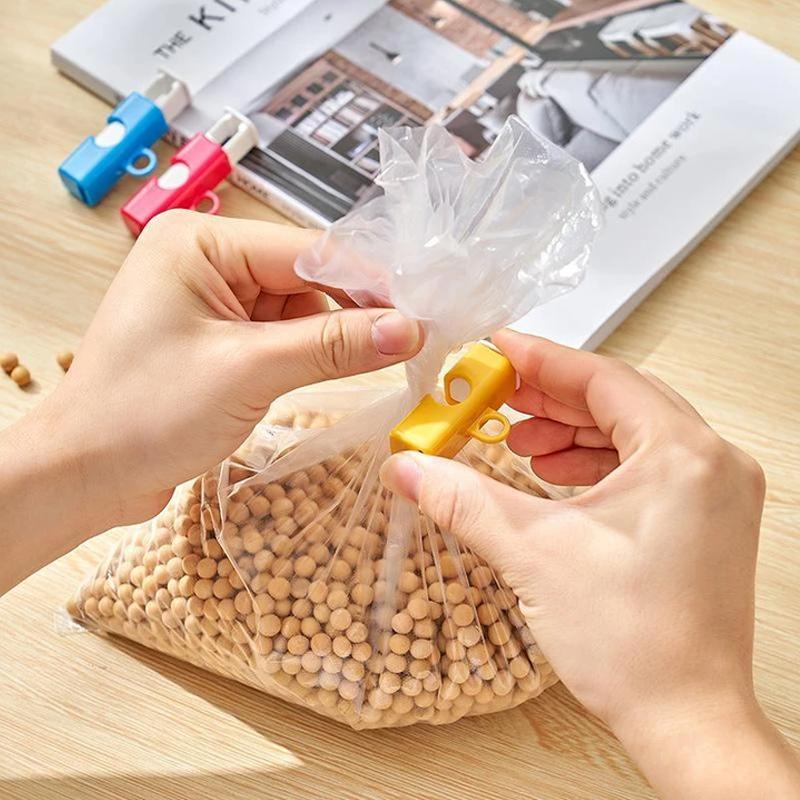 Multifarvede poselukningsclips, farver blå, rød og gul, lavet af holdbart ABS-plast.