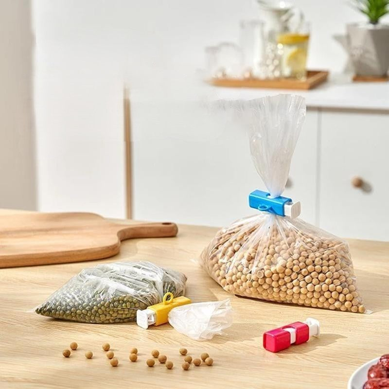 Multifarvede poselukningsclips, farver blå, rød og gul, lavet af holdbart ABS-plast.