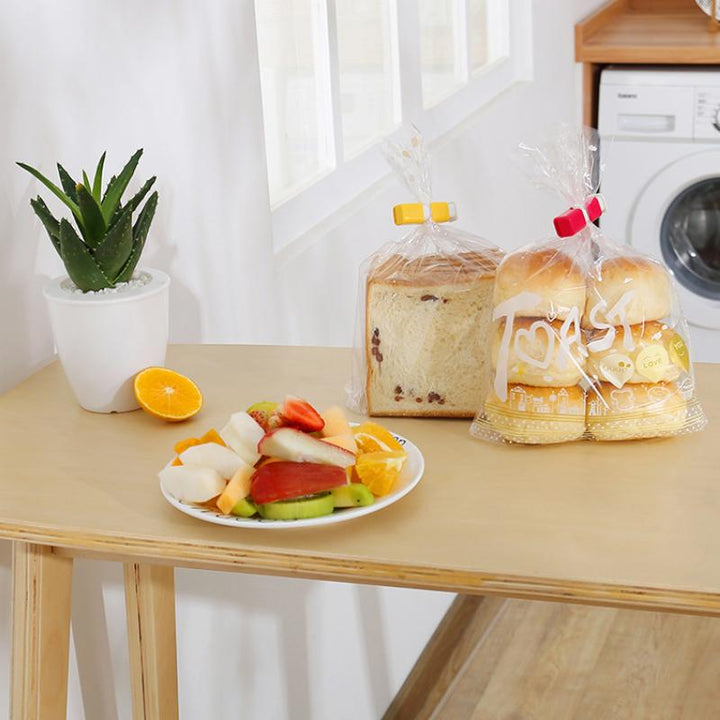 Multifarvede poselukningsclips, farver blå, rød og gul, lavet af holdbart ABS-plast.